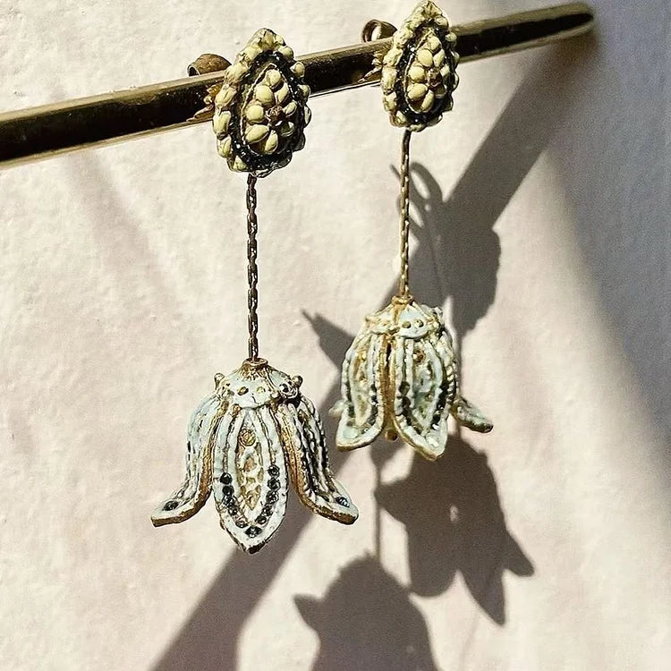 Brincos de borla longa com flor de lírio vintage
