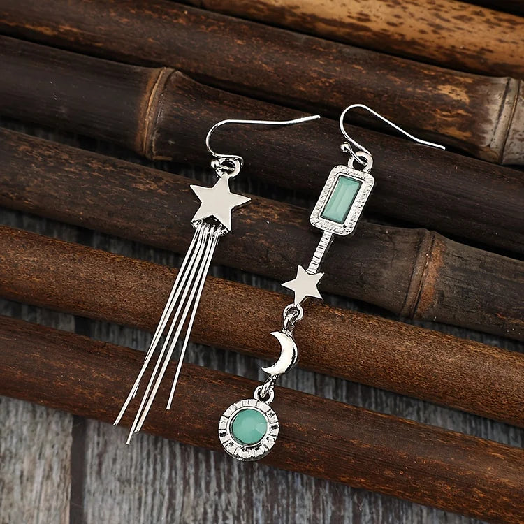 Brincos vintage assimétricos com borla de estrela e incrustações de lua e cristais