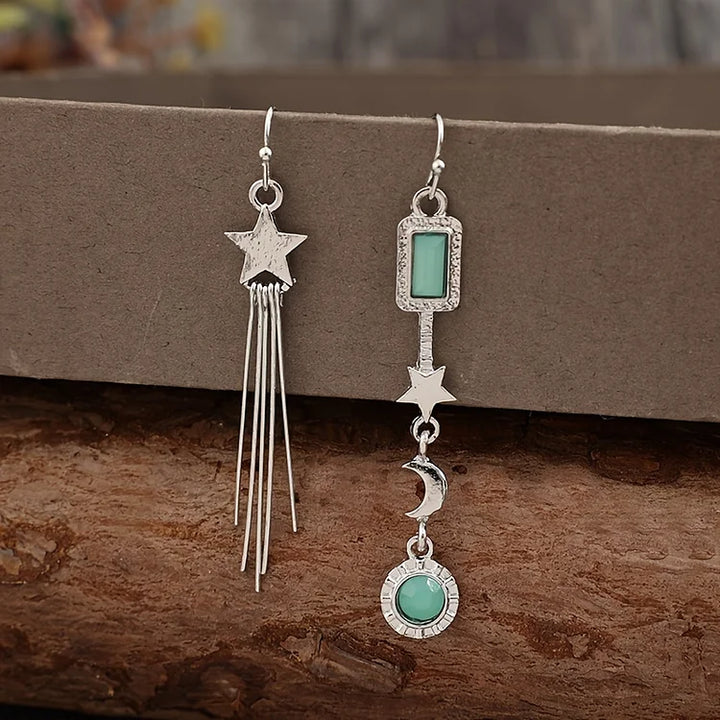 Brincos vintage assimétricos com borla de estrela e incrustações de lua e cristais