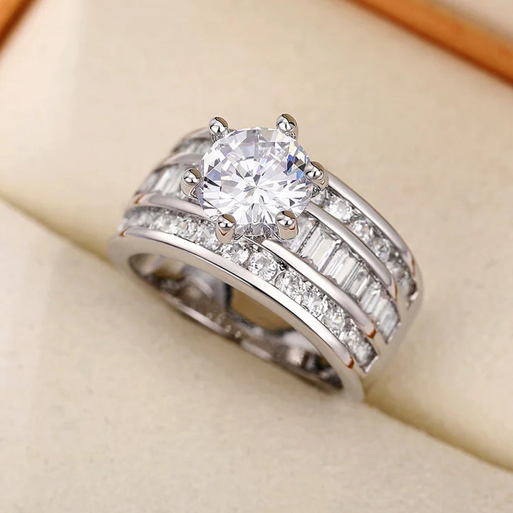 Três fileiras de anéis de zircônia com diamantes