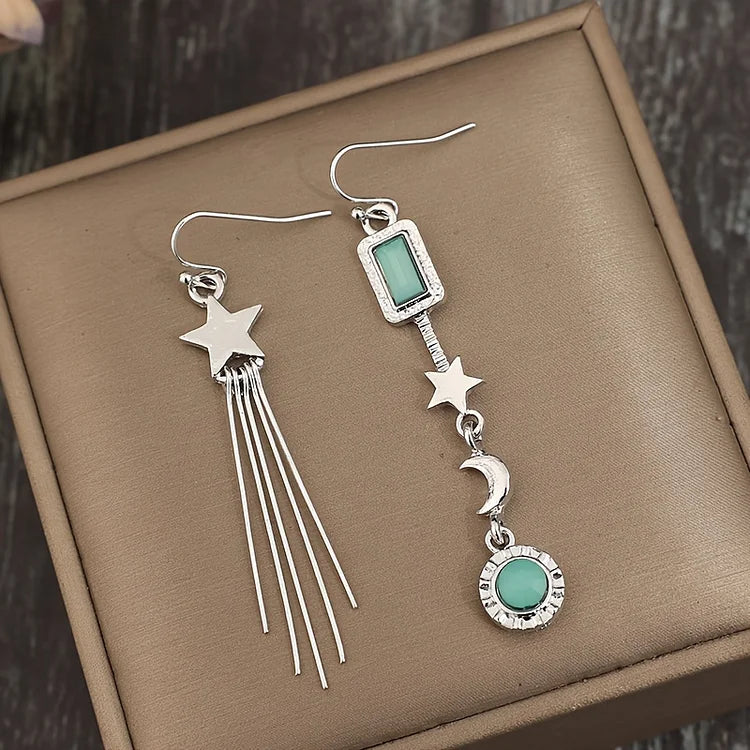 Brincos vintage assimétricos com borla de estrela e incrustações de lua e cristais