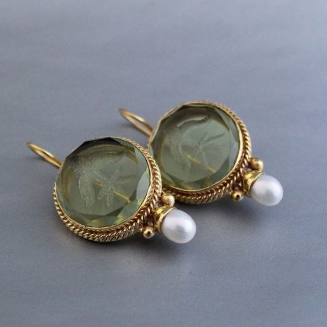 Brincos Vintage com Pedra Redonda e Pérolas Elegantes