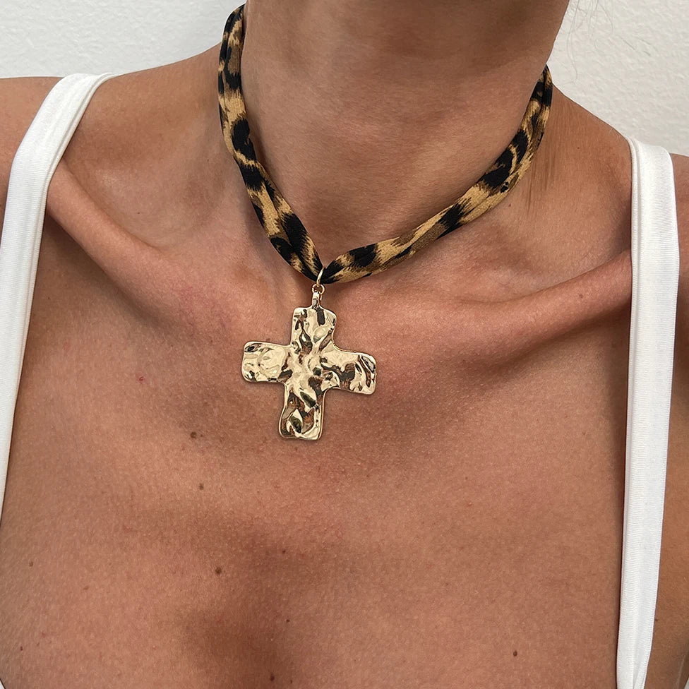 Colar Multicamadas de Veludo Feminino Ingemark 2025 com 7 Estilos Étnicos - Pêndulos de Metal Concha, Estrela do Mar e Coração
