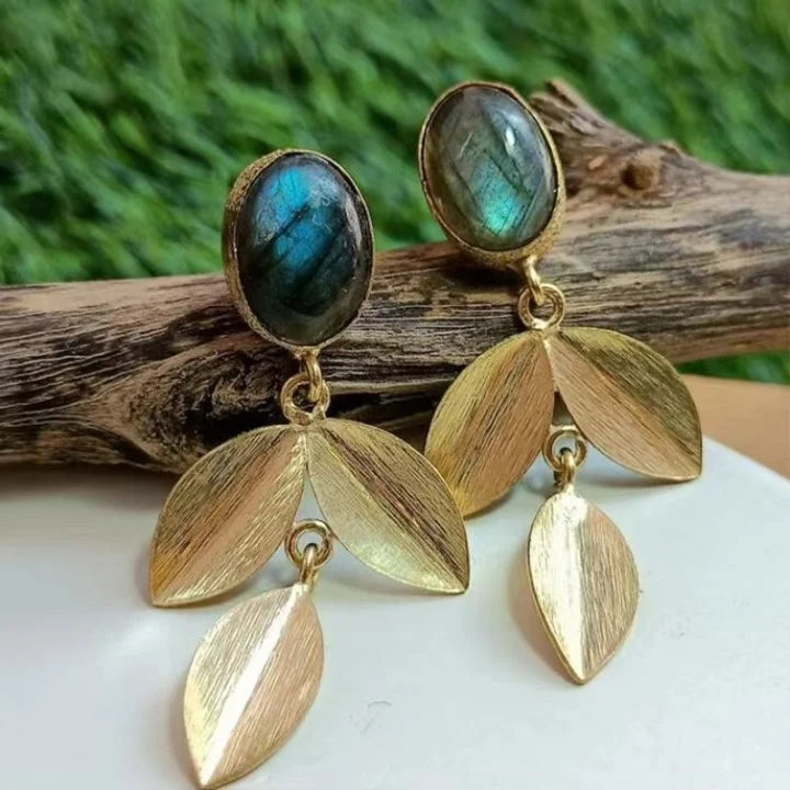 Brincos vintage de folha de ouro com pedra da lua azul-escura
