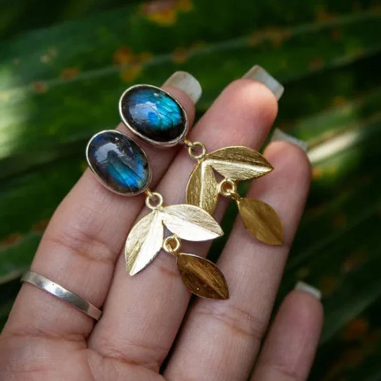 Brincos vintage de folha de ouro com pedra da lua azul-escura