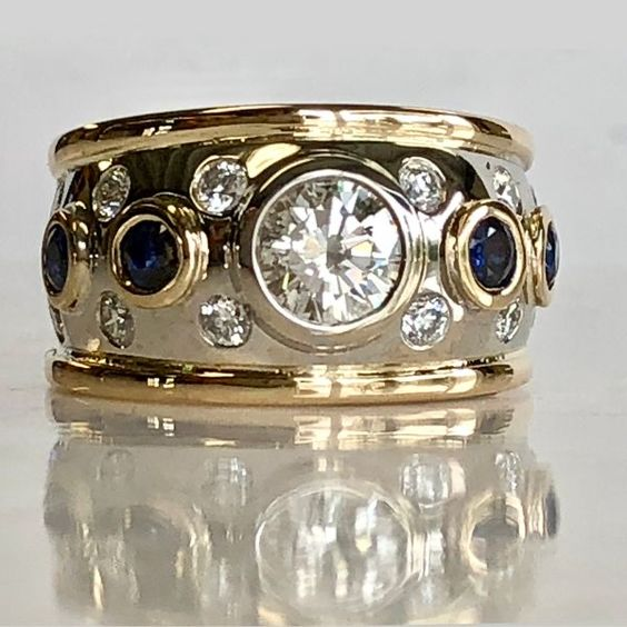 Anel Vintage de Zircônia Dourada Incrustada