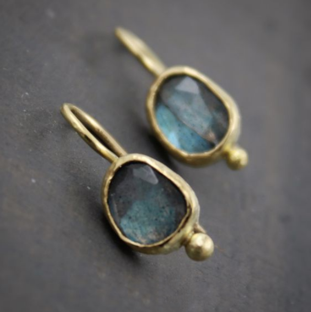 Brincos Dourados Vintage com Pedra Incrustada Azul