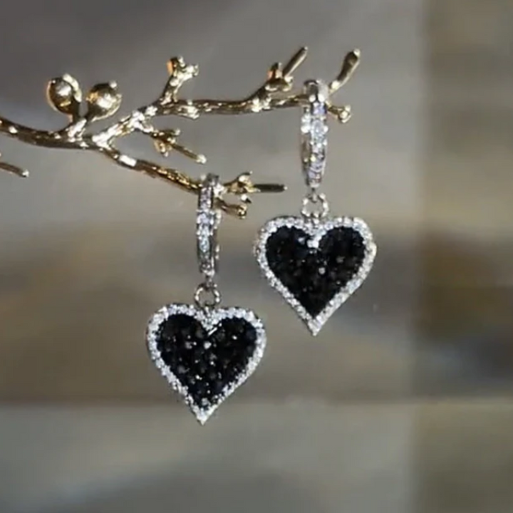 Brincos de Coração Preto com Brilho de Diamante
