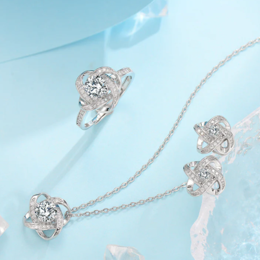 Conjunto Prateado Fleur de Givre com Nó de Trevo e Cristais